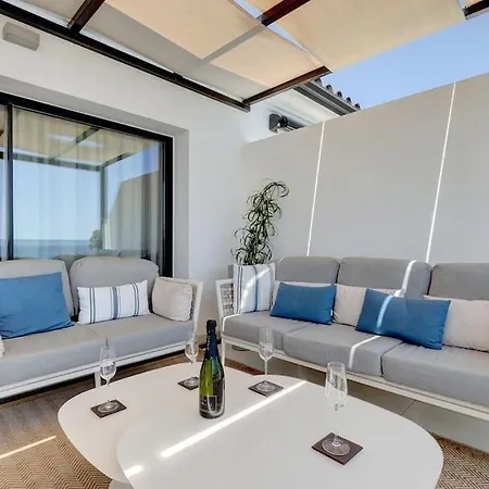 2 Bedroom Penthouse With Sea View @ Hills Apartment *